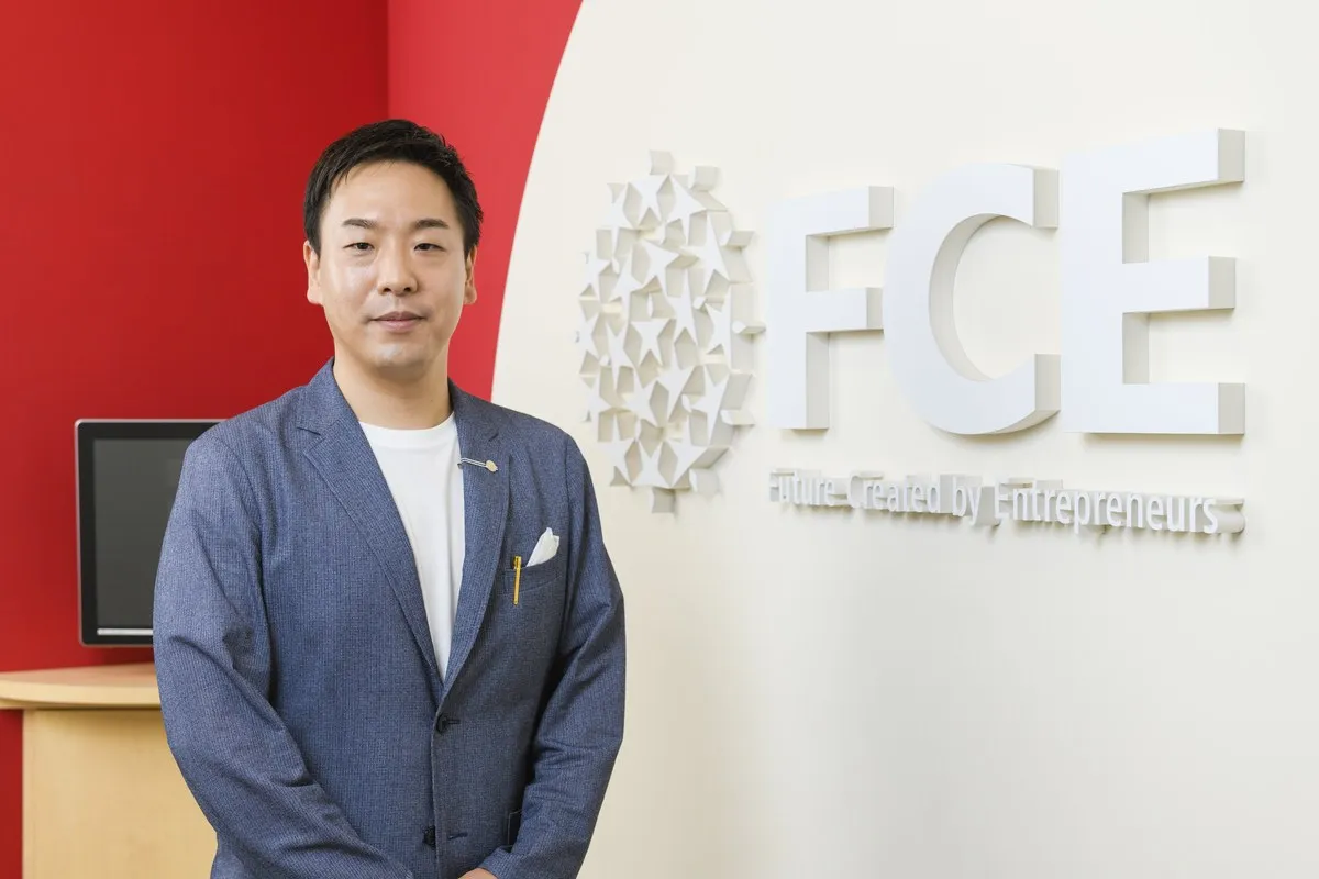 株式会社FCEさま：オフィスエントランスにて